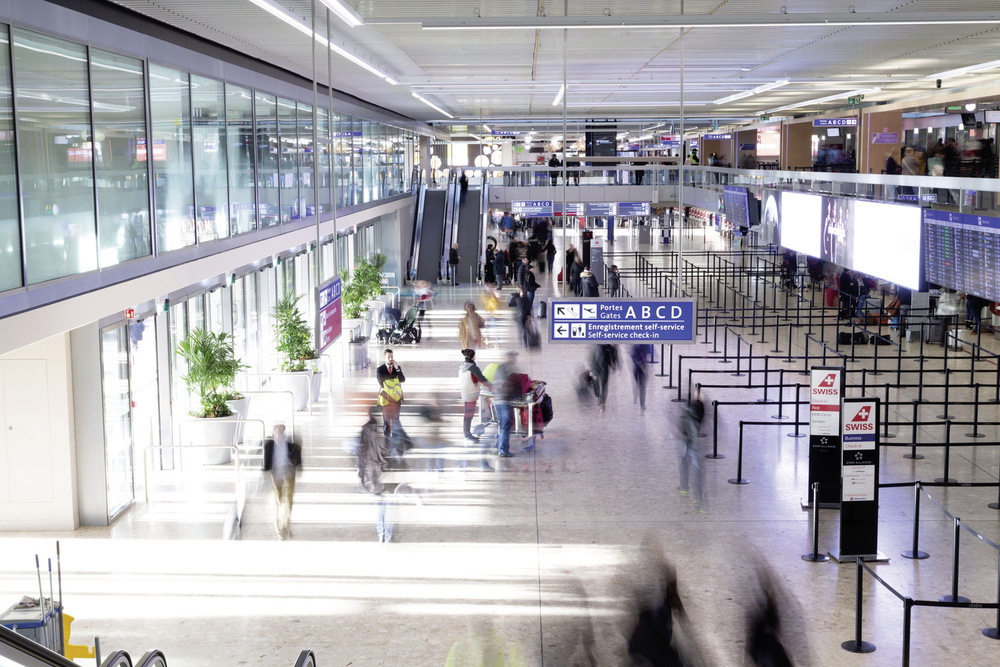 Hall des passagers et comptoirs d’enregistrement de l’aéroport de Genève.
